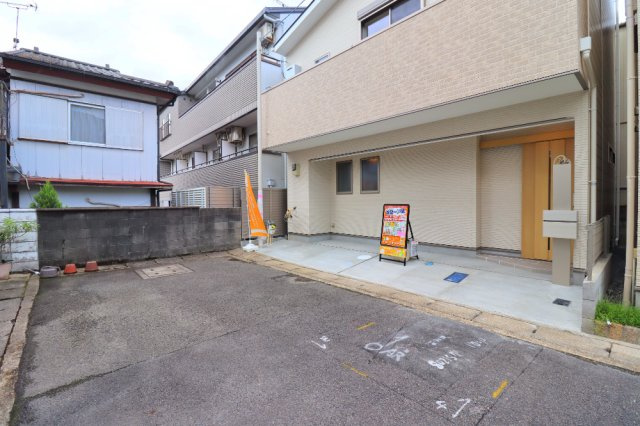 椥辻草海道町の駐車場