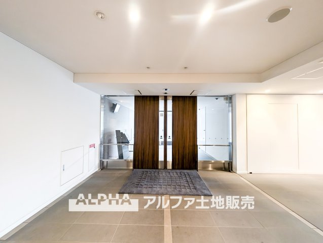 Brillia多摩ニュータウン E棟のエントランス|【Entrance】
◆エントランス◆重厚なドアーとロックらタイルのエントランスが住まう人を迎えてくれる。扉を開けると温もりと幸せと楽しさいっぱいの我が家に帰る事が出来る安心感。