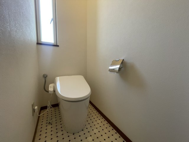 教育環境◎サンルーム付リノベ宅/玄関吹き抜けで明るい住まい　川越市笠幡のトイレ|トイレもきれいです
