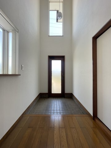 教育環境◎サンルーム付リノベ宅/玄関吹き抜けで明るい住まい　川越市笠幡の玄関|吹き抜けがある玄関。圧巻