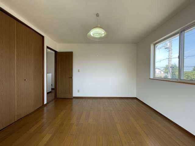 教育環境◎サンルーム付リノベ宅/玄関吹き抜けで明るい住まい　川越市笠幡の洋室|ゆったりした洋室です