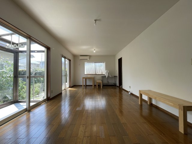 教育環境◎サンルーム付リノベ宅/玄関吹き抜けで明るい住まい　川越市笠幡の居間・リビング|ゆったりとしたリビングです