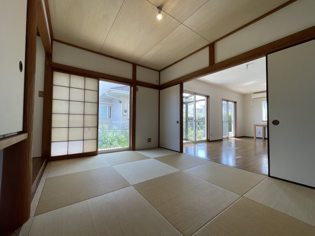 教育環境◎サンルーム付リノベ宅/玄関吹き抜けで明るい住まい　川越市笠幡の和室|きれいな和室です