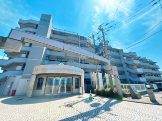 【外観】 | 【隅々まで手入れの行き届いた、清潔感あふれる共用部】 管理体制が良好で、エントランスや廊下などの共用部分は常にきれいに保たれています。住まう方の満足度を高める、落ち着きと気品に満ちた住環境です。