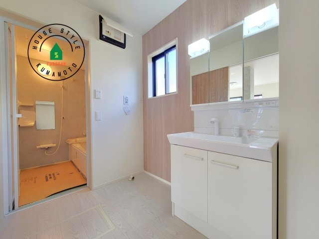 菊池郡大津町大字町第10‐2棟(2号棟)の内観：施工例|ゆとりの洗面スペースで朝の身支度もスムーズに。暮らしを快適に変えるシャワー付洗面台です！