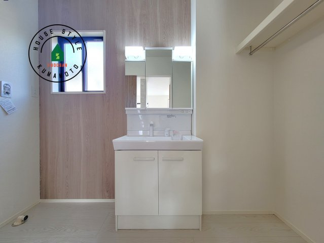 菊池郡大津町大字町第10‐2棟(2号棟)の内観：施工例|毎日使うものだから清潔な空間を保ちたい水回り。洗面にはそんな願いを解消させてくれる収納アイデアが満載です。三面鏡の裏側にはキャビネットが現れ小物から背の高い物まで収納できます。