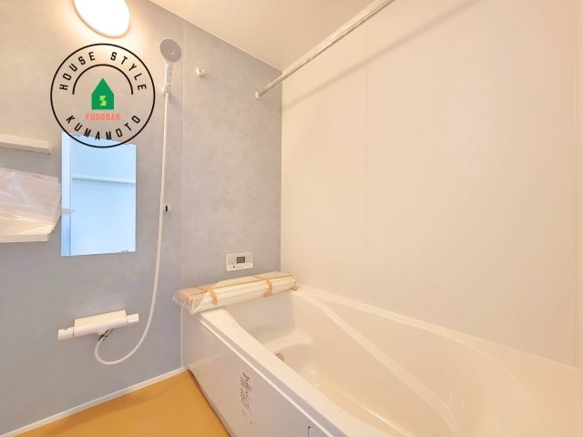 菊池郡大津町大字町第10‐2棟(2号棟)の内観：施工例|ウ窓もあるので換気も安心ですね。同社仕様。1日の疲れを癒してくれる広々バスルーム。雨の日のお洗濯にも大活躍な浴室乾燥機付です！