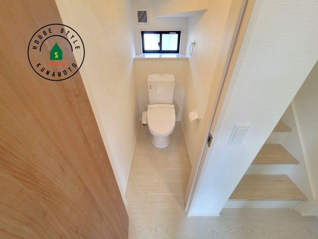 菊池郡大津町大字町第10‐2棟(2号棟)の内観：施工例|温水洗浄便座を完備しております。2ヶ所にトイレがあるのは朝の慌ただしい時間も安心です。