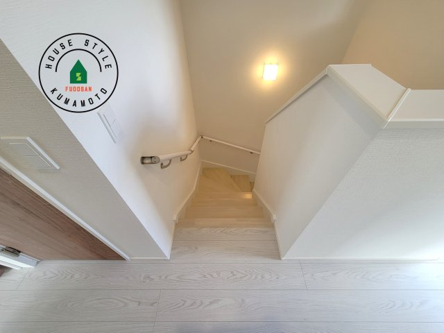 菊池郡大津町大字町第10‐2棟(2号棟)の内観：施工例|階段からも明るい光が入ります。採光や通風も階段の重要な役割です。