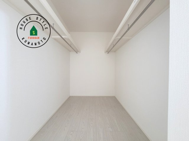 菊池郡大津町大字町第10‐2棟(2号棟)の内観：施工例|洋服や大きな荷物が多い方や人数の多いご家族などは、一般的なクローゼットよりもウォークインクローゼットのほうが使い勝手が良いです。