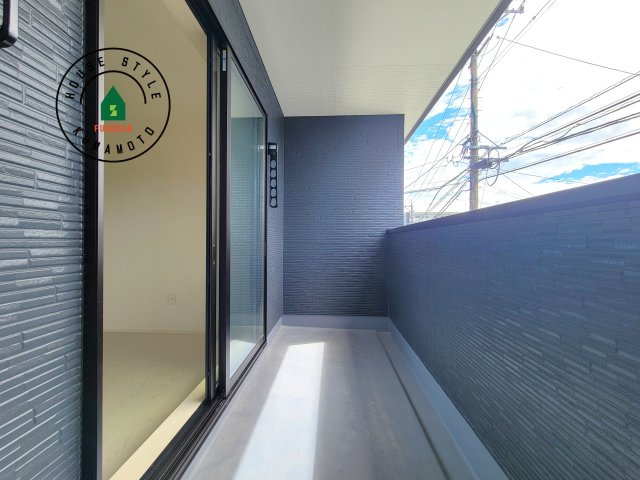 菊池郡大津町大字町第10‐2棟(2号棟)の外観：施工例|風をしっかりと感じられるバルコニーでは、毎日が洗濯日和です。広々としているので洗濯も楽しくなるでしょうし、気分転換にバルコニーからの眺めを楽しむのもいいでしょう。