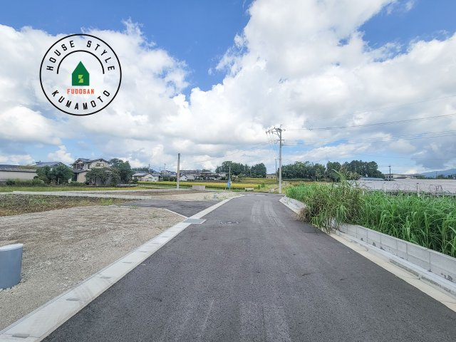 菊池郡大津町大字町第10‐2棟(2号棟)の前面道路含む現地写真|前面道路は閑静な住宅地をはしる車通りの少ない道路。お車の出し入れが苦手なママや小さなお子様にも安心ですね。しっかり舗装もされているので、ベビーカーや自転車で通っても快適に通行できます。