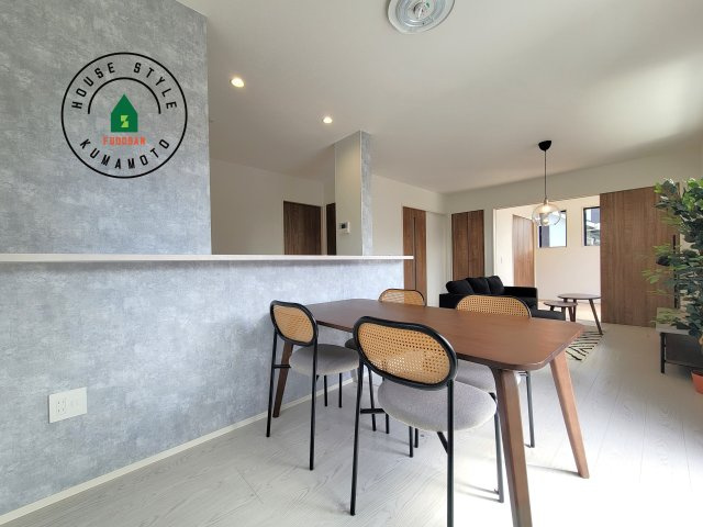 菊池郡大津町大字町第10‐2棟(2号棟)の内観：施工例|ご家族を近くに感じられる対面キッチンのLDK。会話もはずみそうですね。