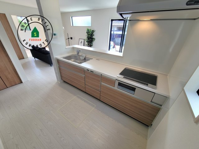 菊池郡大津町大字町第10‐2棟(2号棟)の内観：施工例|ご家族を近くに感じられる対面キッチンのLDK。会話もはずみそうですね。