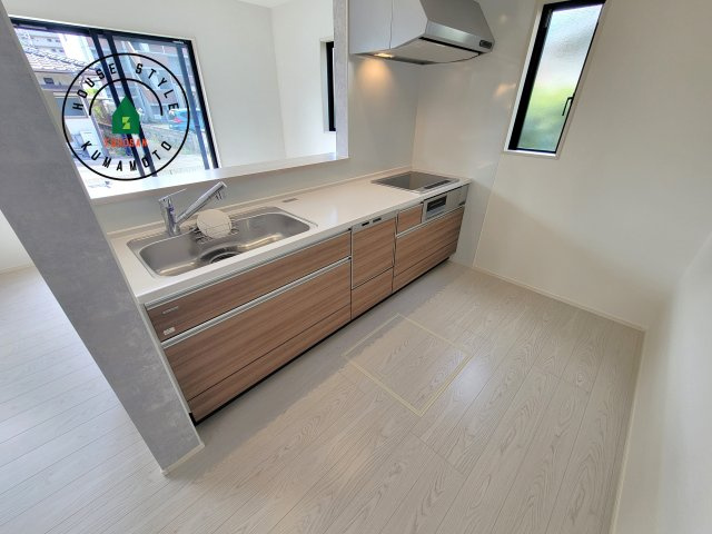 菊池郡大津町大字町第10‐2棟(2号棟)の内観：施工例|ダイニングテーブルへの配膳がラクラク、お料理はかどるカウンター付きシステムキッチン！