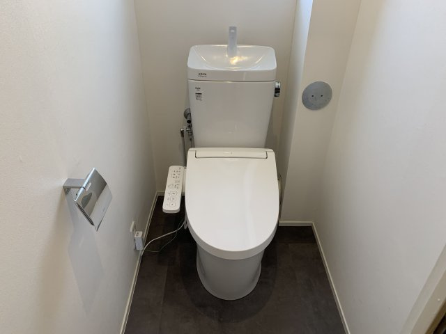 【トイレ】 | サンシャイン大橋 | 冬は便座も温水も温かく快適なシャワー付トイレ。窓付きなので空気の入れ替えも楽々