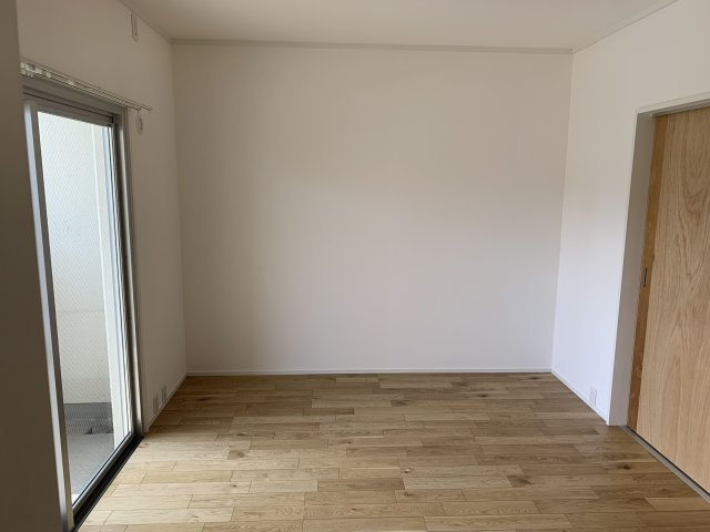 【洋室】 | サンシャイン大橋 | 5.8帖の洋室。バルコニーに面した明るいお部屋で採光や換気もバッチリです