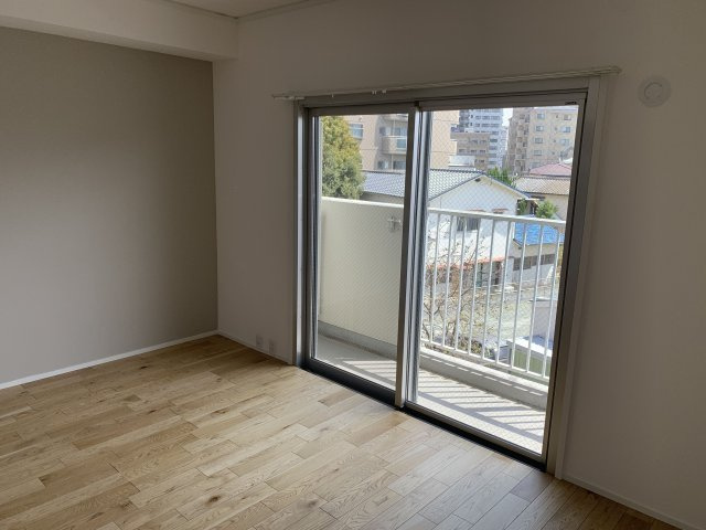 【居間・リビング】 | サンシャイン大橋 | 南東向きのバルコニーに面したリビングは明るく、ご家族みんなで過ごす空間をより居心地良くしてくれます