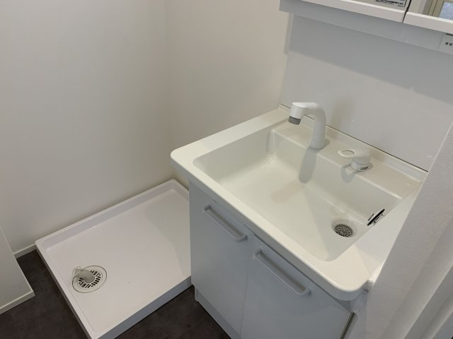 【独立洗面台】 | サンシャイン大橋 | シンプルでお掃除も楽な洗面化粧台です。鏡裏収納付で、散らかりがちな洗面回りもすっきりと片付きます