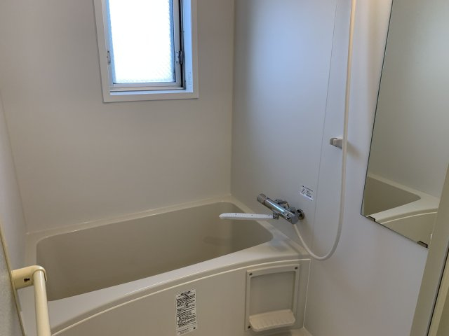 【浴室】 | サンシャイン大橋 | お風呂に窓があると換気がしやすくカビの発生を抑えられます