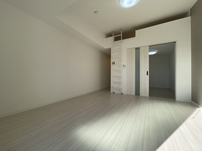 【居間・リビング】 | BestStage大間2丁目Ⅰ | こちらのリビングで趣味の時間をお楽しみください