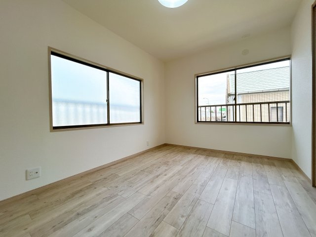 【洋室】 | 太宰府市梅香苑１丁目　戸建て | 2階の洋室はどちらも2面採光になっているので明るく風通しも良好です