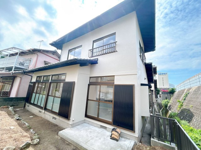 【外観】 | 太宰府市梅香苑１丁目　戸建て | お庭からの外観。キッチン横の掃き出し窓のところはコンクリートが打ってあるのでゴミ箱等を置けそうです