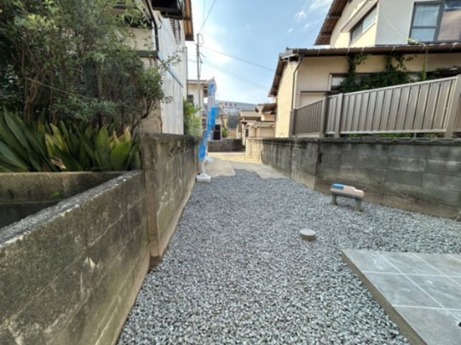 【駐車場】 | 太宰府市梅香苑１丁目　戸建て | 玄関前は砂利が敷いてあるので誰か来たらわかりやすく防犯対策に◎