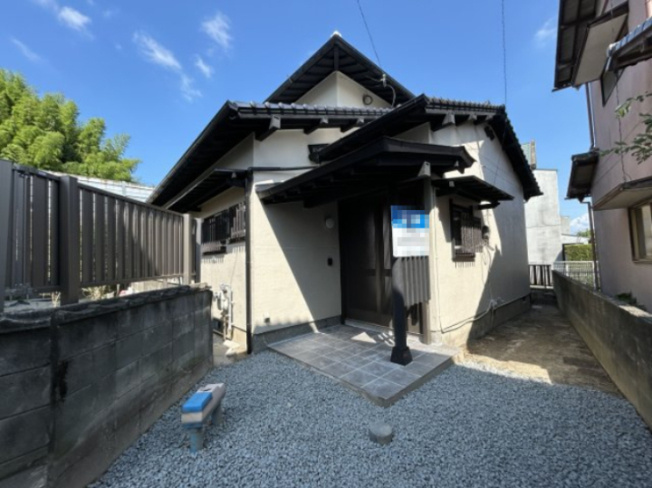 【外観】 | 太宰府市梅香苑１丁目　戸建て | 外壁塗装完了しています。玄関ドアの鍵も交換済みで安心です