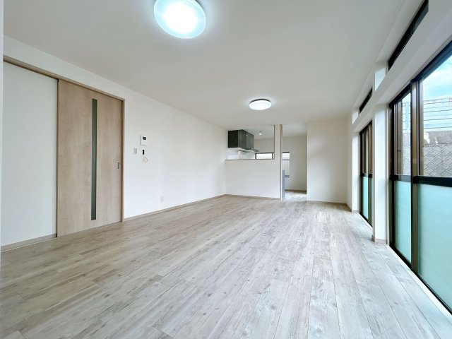 【居間・リビング】 | 太宰府市梅香苑１丁目　戸建て | 元々5DKだった間取を3LDKに変更し、リビングを広く明るく使えるようにしました