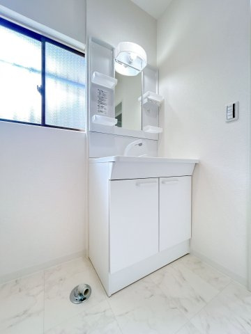 【独立洗面台】 | 太宰府市梅香苑１丁目　戸建て | 大型の洗面ボウル付きの洗面台は洗顔・洗髪はもちろんつけ置き洗い等にも活躍します