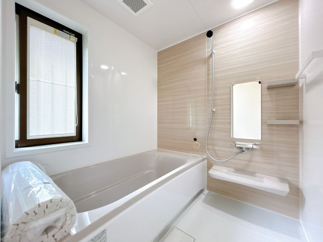 【浴室】 | 太宰府市梅香苑１丁目　戸建て | 1坪以上の広い浴室なら、お子様と並んで体を洗ってもゆとりがあります。大きな窓付きでカビ対策もばっちり