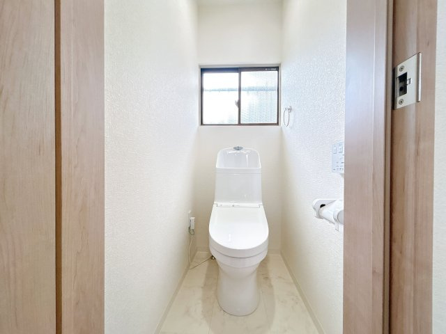 【トイレ】 | 太宰府市梅香苑１丁目　戸建て | いつも綺麗に清潔に！ウォッシュレット付きトイレです。窓も付いてるので空気の入れ替えも楽にできます