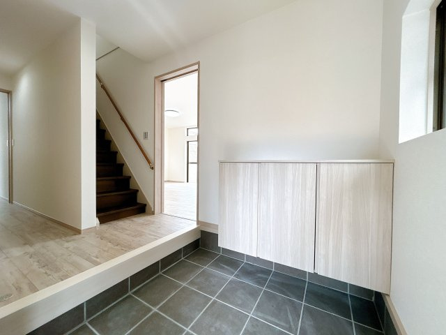 【玄関】 | 太宰府市梅香苑１丁目　戸建て | 玄関は広さを感じられるようシューズボックスをあえて小さめにしています。追加で棚をとりつけても良さそう