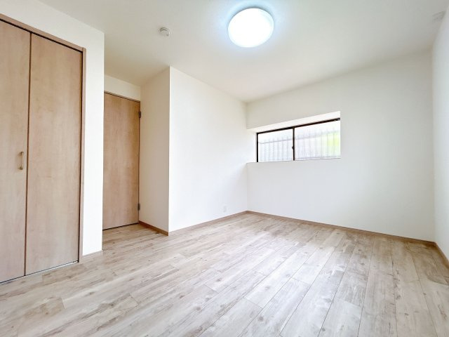 【洋室】 | 太宰府市梅香苑１丁目　戸建て | 1階の洋室。6.5帖のスペースがあり、出窓になっているので部屋の空間がより広く感じられます