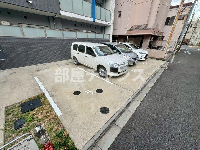 サクシード大曽根の駐車場