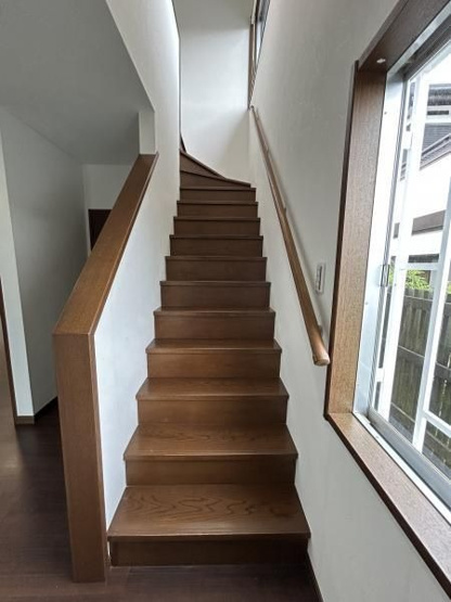 【内装】 | 福岡市南区柏原６丁目　戸建て | 階段は手すりを新設して安全面への配慮もばっちりです