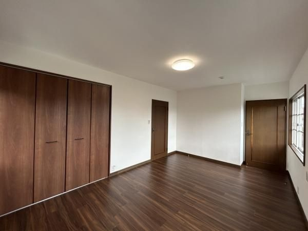 【洋室】 | 福岡市南区柏原６丁目　戸建て | 7帖の洋室。広々とした2面窓付きのお部屋で収納も充実しています