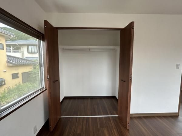 【収納】 | 福岡市南区柏原６丁目　戸建て | クローゼットは、上部にも棚があるので、カバンやファッション雑貨などもスッキリ収納できますね