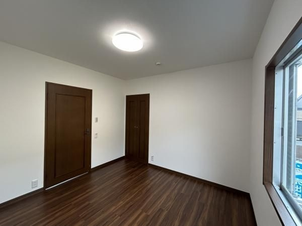 【洋室】 | 福岡市南区柏原６丁目　戸建て | 4.5帖の洋室。コンパクトですが大きな窓も収納もあり、使い勝手の良いお部屋です