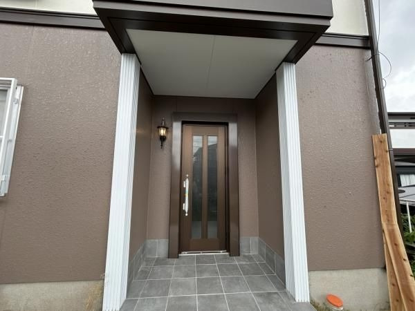 【玄関】 | 福岡市南区柏原６丁目　戸建て | 玄関は家の顔なので新しいドアに交換してポーチタイルも張り替えました