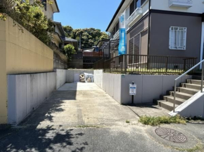 【駐車場】 | 福岡市南区柏原６丁目　戸建て | 駐車場を拡張して2台分のスペースを確保しました