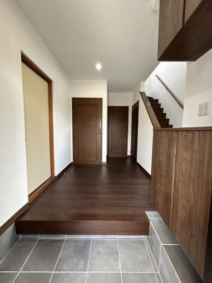 【玄関】 | 福岡市南区柏原６丁目　戸建て | 収納力に優れた玄関でいつでも片付いた状態でお客様を迎えられます