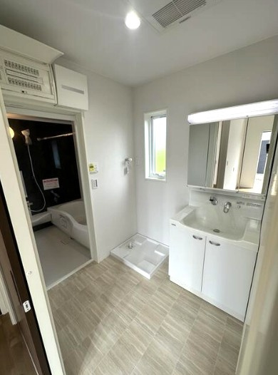 香美市土佐山田町2丁目（新築戸建）の独立洗面台|独立洗面台、小物を置くことができて便利です