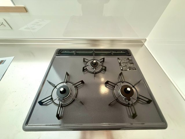 南国市大そね甲新築建売のキッチン|3口コンロで同時調理もスムーズ。お手入れしやすいフラットトップ。