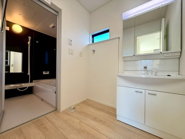南国市大そね甲新築建売の独立洗面台|清潔感のある洗面室。浴室までの動線もスムーズで家事がしやすい設計です