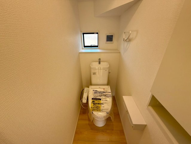 南国市大そね甲新築建売のトイレ|小窓付きで換気もしやすい、明るく清潔感のあるトイレ。