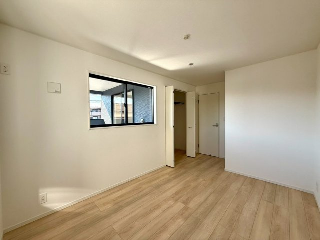 南国市大そね甲新築建売の洋室|大きな窓から光が差し込む洋室。収納付きで使い勝手の良い空間です