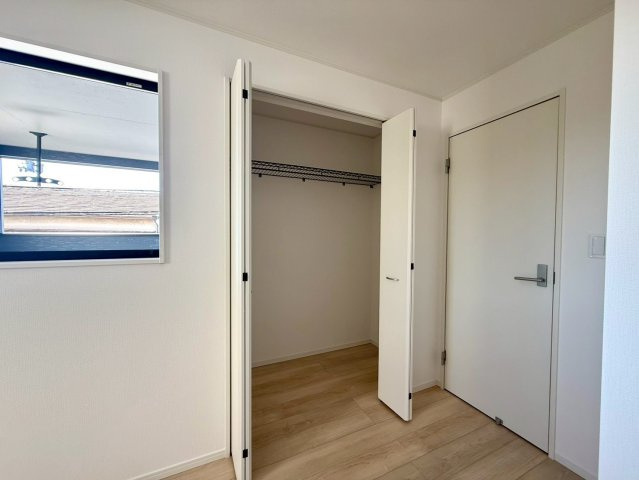 南国市大そね甲新築建売の収納|奥行きのあるクローゼット付きで、衣類もたっぷり収納できる洋室です。