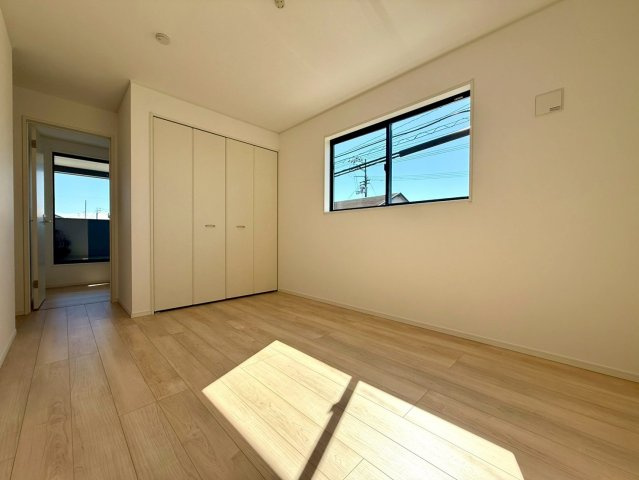 南国市大そね甲新築建売の洋室|明るい光が差し込む洋室。大きな収納付きでお部屋もすっきり